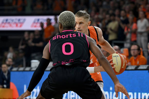 一名前锋顶 一名前锋顶